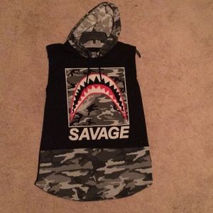 Hooded sleeveless shirt